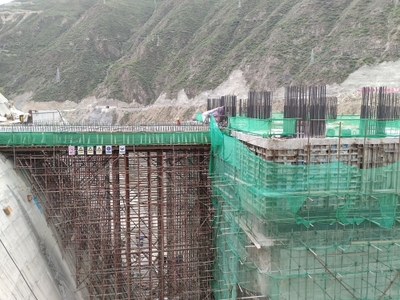中国水利水电第五工程局 基层动态 巴塘项目泄洪洞进水塔连接桥完成浇筑